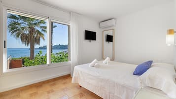 Tabla de planchar con plancha, wifi, ropa de cama