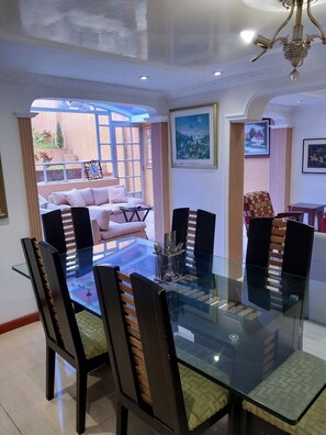Dining - Mi Casa Hostal: Quiet, family and pet-friendly hostel. (Bogotá, D.C.)
