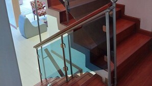 A modern staircase with glass railings and wooden steps. - Exclusive House in Chapinero Alto - Corporate Groups & Wellness Retreats (14 guests) (Bogotá, D.C.)