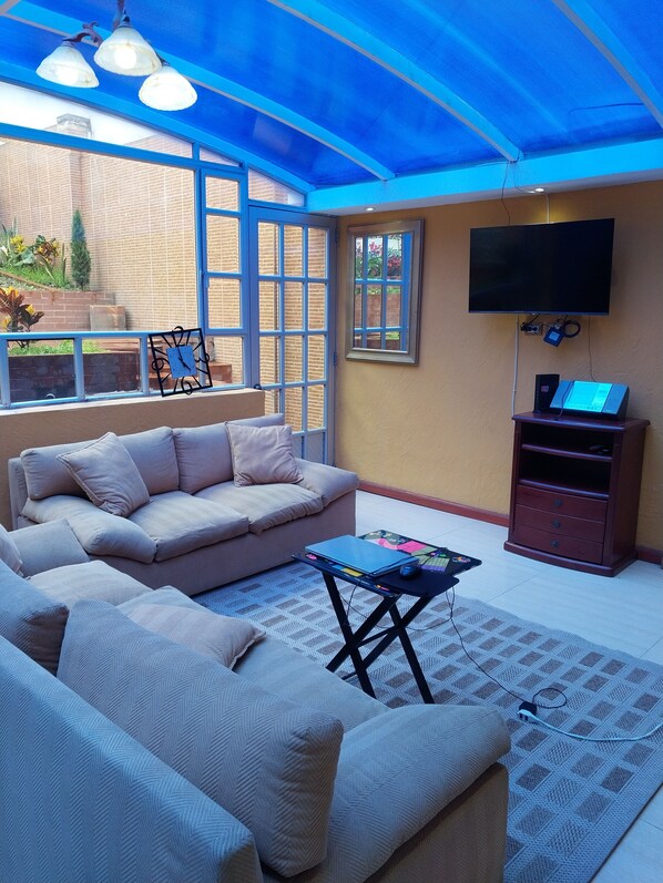 Living area - Mi Casa Hostal: Quiet, family and pet-friendly hostel. (Bogotá, D.C.)