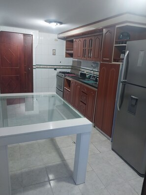 Private kitchen - Mi Casa Hostal: Quiet, family and pet-friendly hostel. (Bogotá, D.C.)