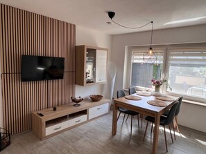 Dining - Apartment “Leopold” with Private Terrace and Wi-Fi (Tschernitz)