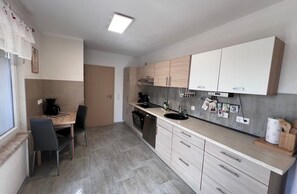 Private kitchen - Apartment “Leopold” with Private Terrace and Wi-Fi (Tschernitz)