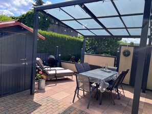 Outdoor dining - Apartment “Leopold” with Private Terrace and Wi-Fi (Tschernitz)