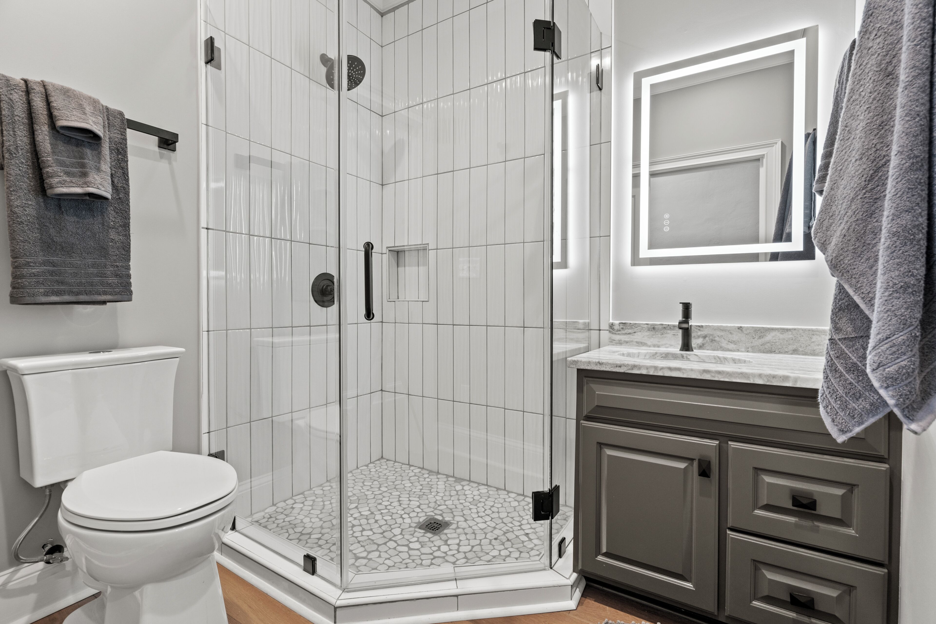Luxury Apartment, City View | Bathroom | Free toiletries, hair dryer, towels, soap