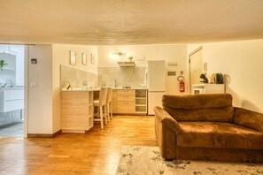 A compact living space with a kitchenette, a sofa, and a dining area. - The Refuge of Manu - Lucca (Lucca)