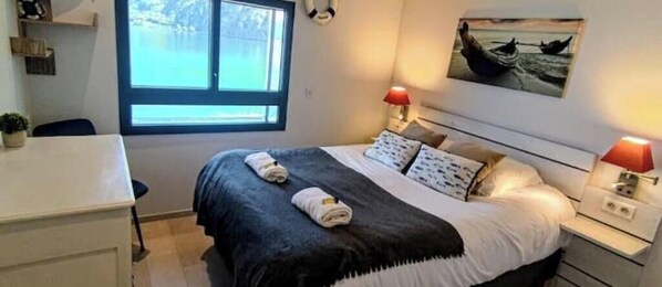 Room - Villa Émeraude - A waterfront haven of peace on the shores of Lac du Bourget (Auvergne-Rhône-Alpes)
