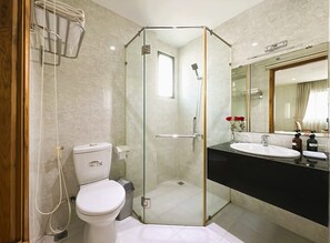 Superior-Zimmer, Stadtblick | Badezimmer | Kostenlose Toilettenartikel, Hausschuhe, Handtücher, Seife
