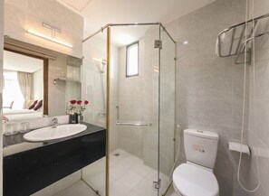 Superior Triple Room, City View | Bathroom