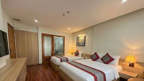 Desk, laptop workspace, blackout curtains, free WiFi - Zesty Hostel & Bistro (Nha Trang)