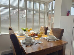 Dining - Home in Scunthorpe | Sleeps 6 | on site Parking (Scunthorpe)
