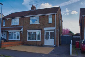 Exterior - Home in Scunthorpe | Sleeps 6 | on site Parking (Scunthorpe)