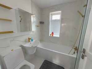 Bathroom - Home in Scunthorpe | Sleeps 6 | on site Parking (Scunthorpe)