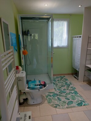 Bathroom - Quiet house on a plot of 1000m close to the beach venizella 500m etGR 34 (GUIMAEC)