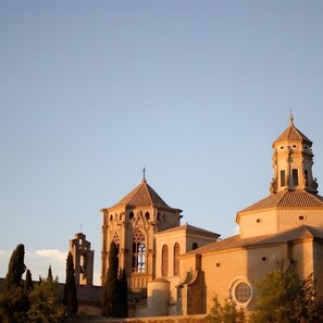 A historic church with a bell tower and a large arched window. - Apartment 'Rural Ca La Roser' with Private Terrace, Wi-Fi and Air Conditioning (L'Espluga de Francolí)