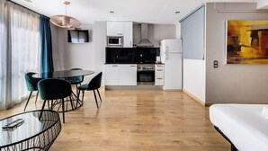Eine moderne Küche mit weißen Schränken, einer Mikrowelle, einem Herd und einem Kühlschrank.