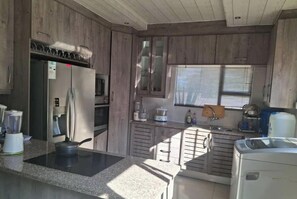 Private kitchen - Peaceful 2-bedroom bungalow with AC in charming Gaborone (Gaborone)