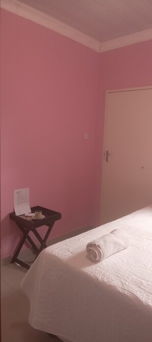 Room - Peaceful 2-bedroom bungalow with AC in charming Gaborone (Gaborone)