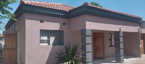 Exterior - Peaceful 2-bedroom bungalow with AC in charming Gaborone (Gaborone)