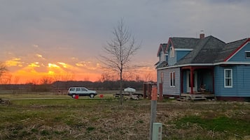 Una casa con portico, garage e vialetto.