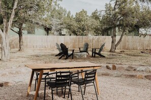 Outdoor dining - Payson's Olive A-Frame Cabin (Payson)