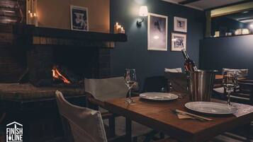 House, 5 Bedrooms, Fireplace | Dining room