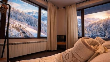 House, 5 Bedrooms, Fireplace | Interior