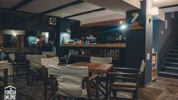 House, 5 Bedrooms, Fireplace | Tempat makan