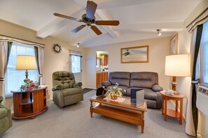 A living room with a ceiling fan, a sofa, a chair, a coffee table, and a lamp. - Unwind in the heart of the FingerLakes (Dundee)