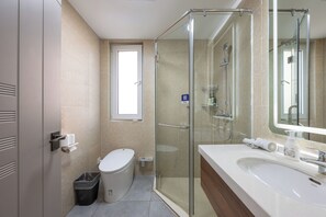 Villa Luxury, balcone, vista cortile | Bagno | Doccia, soffione a pioggia, asciugacapelli, pantofole