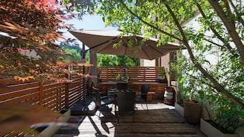 Villa – design, balkong, bakgårdsutsikt | Utendørsservering