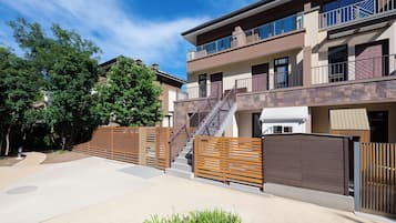 Villa de lujo, balcón, vistas al patio | Exterior