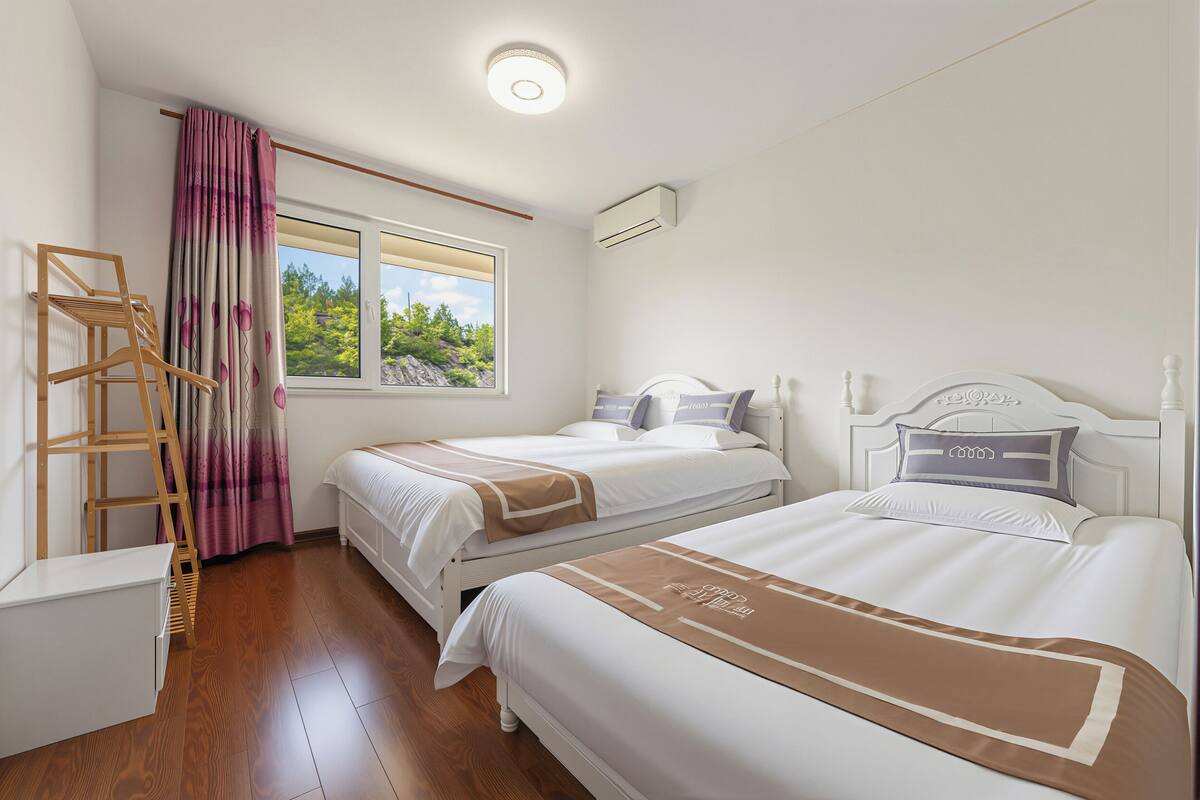 Deluxe-Suite, Balkon, Hügelblick | Hochwertige Bettwaren, Schreibtisch, laptopgeeigneter Arbeitsplatz