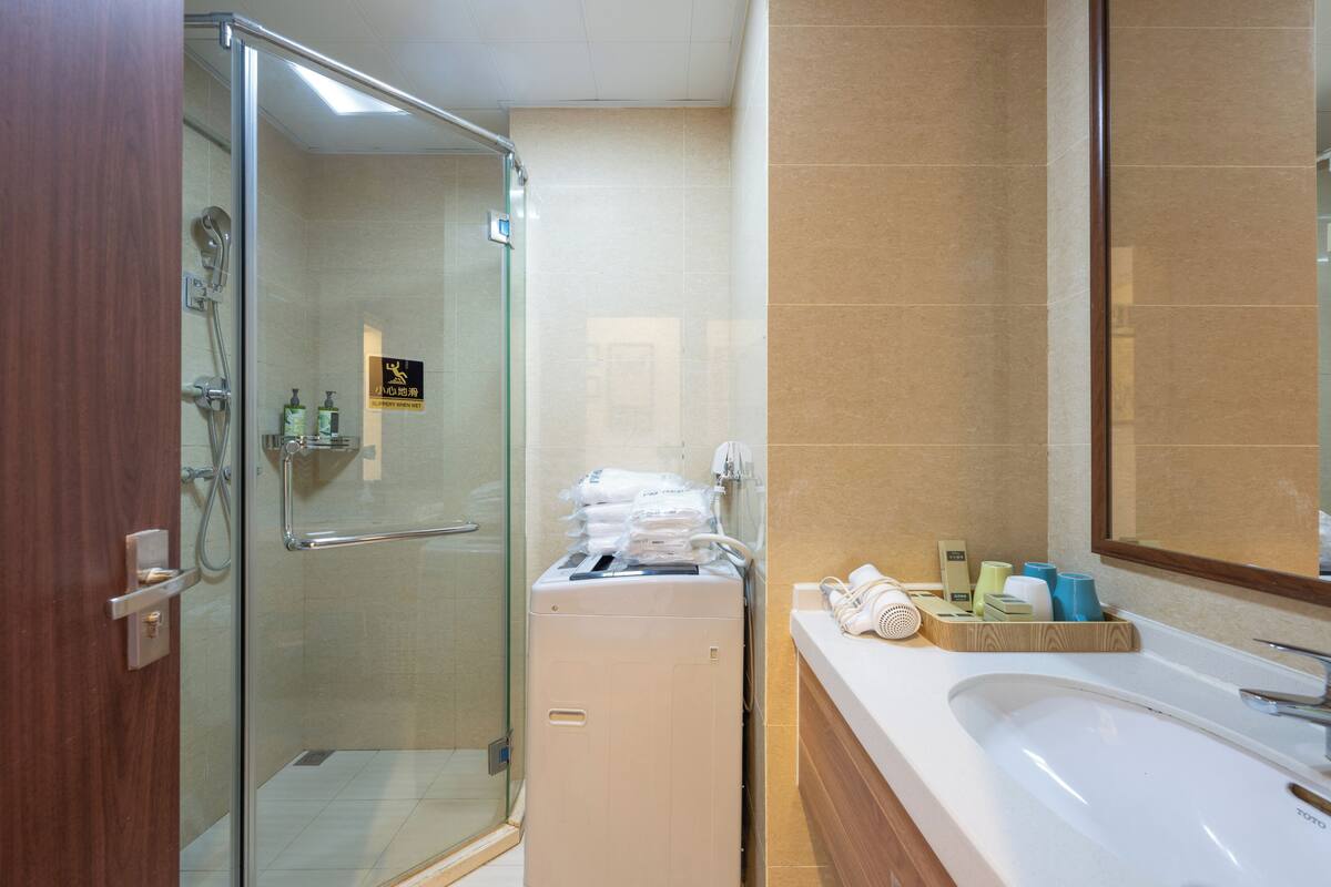 Dusche, Regendusche, Haartrockner, Hausschuhe
