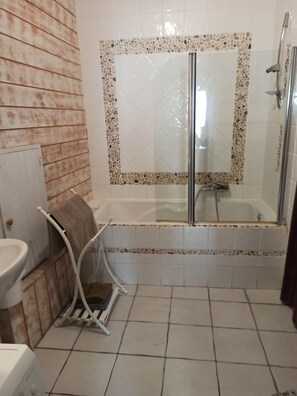 A bathroom with a shower, a sink, and a towel rack. - Large, comfortable house near the beach (Rivedoux-Plage)