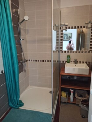 Bathroom - Vrbo Property (Rivedoux-Plage)