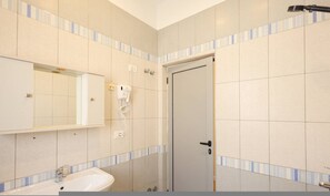 Hair dryer, towels - Toro Double Room with City View (Durrës)
