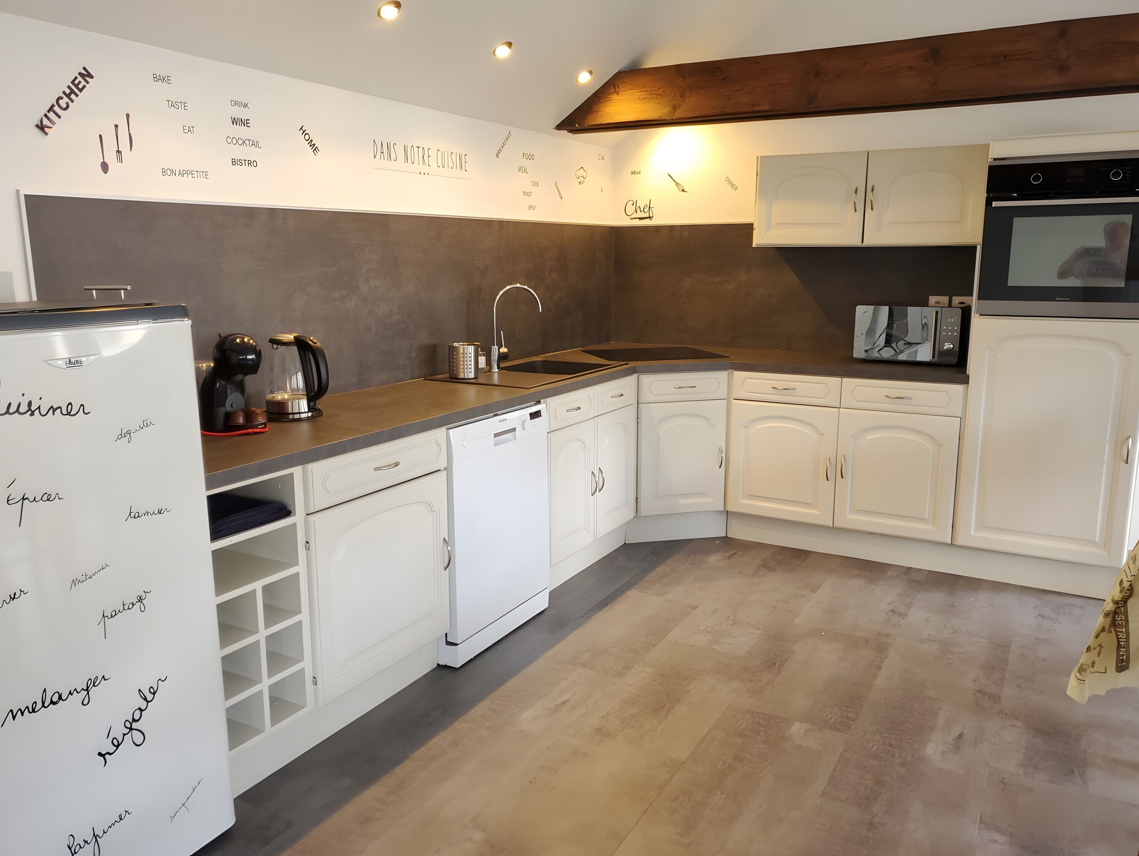 Kühlschrank, Mikrowelle, Ofen, Herdplatte