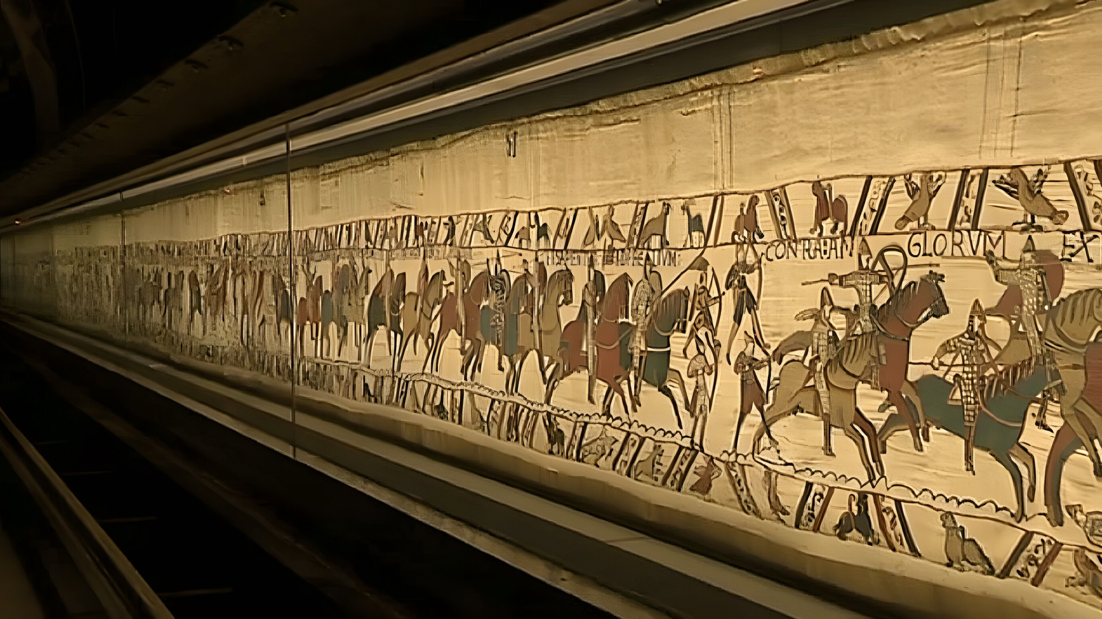 Een gedetailleerde muurschildering toont een historisch gevecht met paarden en soldaten.