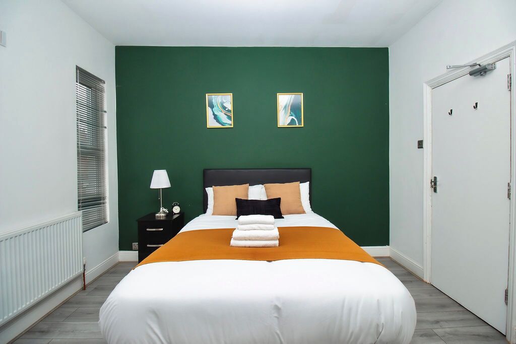 4 bedrooms, iron/ironing board, Internet, bed sheets