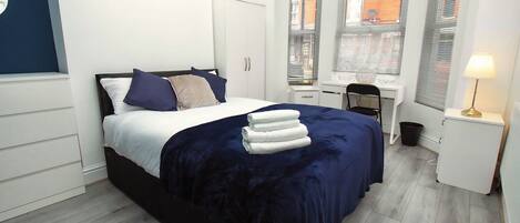 4 bedrooms, iron/ironing board, Internet, bed sheets