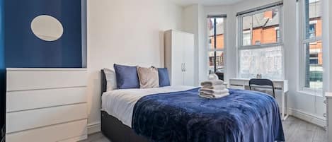 4 bedrooms, iron/ironing board, internet, bed sheets