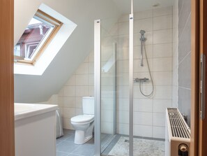 Douche, sèche-cheveux, serviettes fournies, savon
