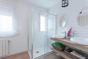 Hair dryer, towels, soap, toilet paper - Elegant 3-Bedroom Apartment for Up to 8 Guests in Madrid (Madrid)