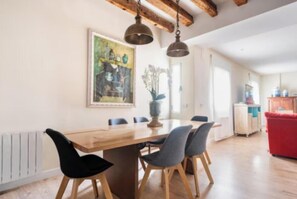 Unclassified image, 5 of 65, button - Elegant 3-Bedroom Apartment for Up to 8 Guests in Madrid (Madrid)