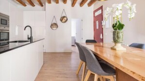 Wasserkocher mit Kaffee-/Teezubehör, Kühlschrank, Mikrowelle, Ofen
