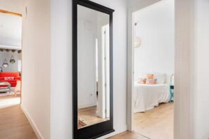 4 bedrooms, desk, iron/ironing board, free WiFi - Elegant 3-Bedroom Apartment for Up to 8 Guests in Madrid (Madrid)