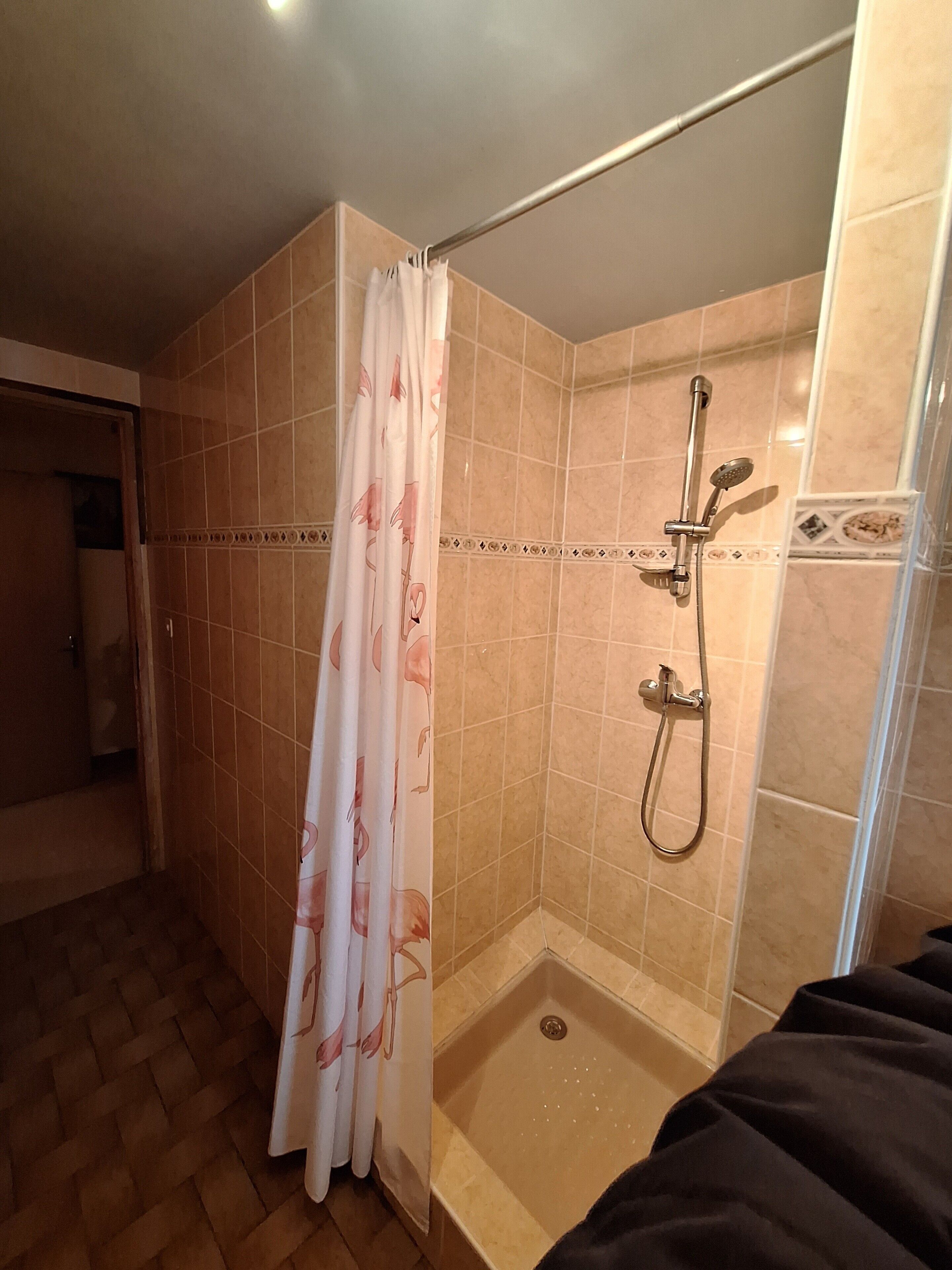 Douche, sèche-cheveux, serviettes fournies