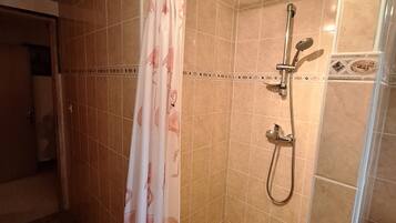 Douche, sèche-cheveux, serviettes fournies