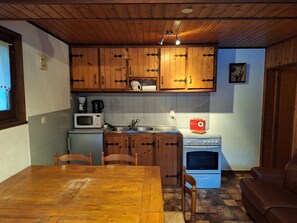 Fridge, microwave, oven, stovetop - Apartment 'Proche Stations De Ski' with Mountain View, Private Terrace and Wi-Fi (Abondance)